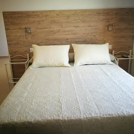 Hostal Restaurante El Poligono * La Roca de la Sierra